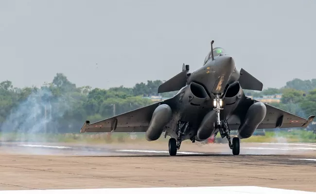 5 Rafales jet fighters Landed In Ambala - Sakshi