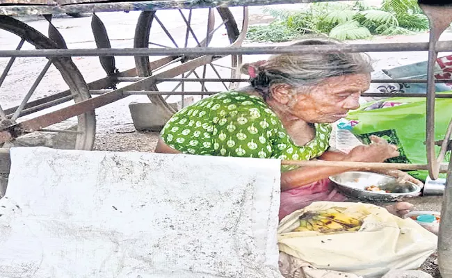 Family Members Left Their Mother At Bhuvanagiri Bus Stand - Sakshi