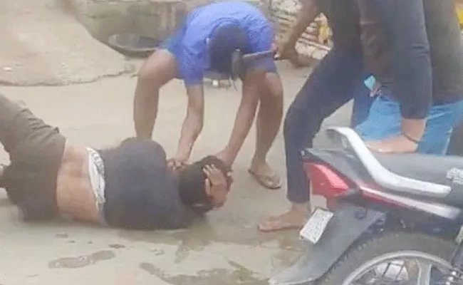 Man Bashed With Hammer By Cow Vigilantes In Gurgaon - Sakshi