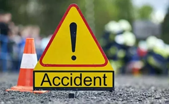 Road Accident: Ambulance Crashes Into Culvert At Ibrahimpatnam In Krishna - Sakshi