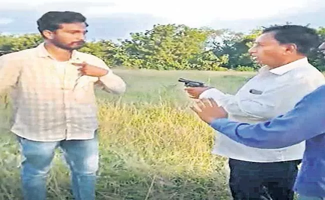 Ex Minister Gutta Mohan Reddy Threatens With Gun At Nalgonda District - Sakshi