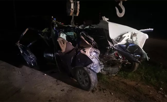 Lorry Hits Car 3 Losts Their Lifes In Karnataka - Sakshi