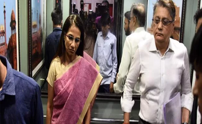  Former ICICI Bank chief Chanda Kochhar husband Deepak in ED custody  - Sakshi