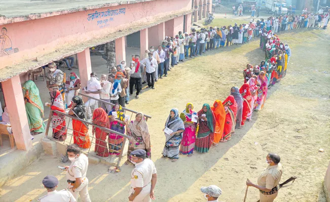 Bihar records 54.26 percent polling in first phase elections - Sakshi