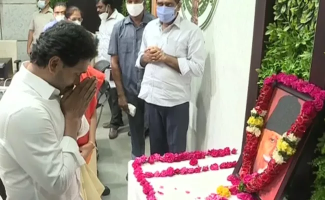 CM YS Jagan Pays Tribute To Abul kalam Azad On His Birth Anniversary - Sakshi