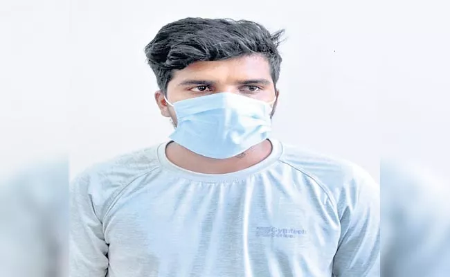 Hyderabad Man Stolen Friend Money Over Financial problems - Sakshi