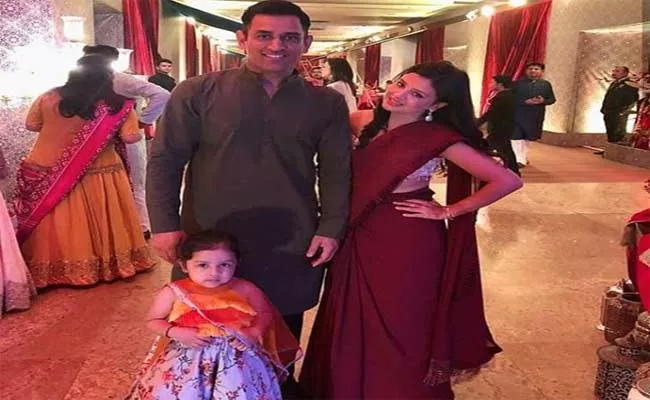 MS Dhoni Dance Moves With Sakshi, Ziva, Friends