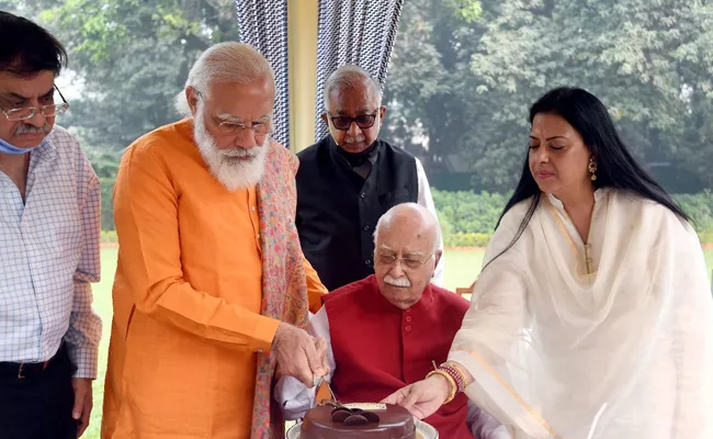 PM Modi Celebrates LK Advani Birthday In His Residence - Sakshi