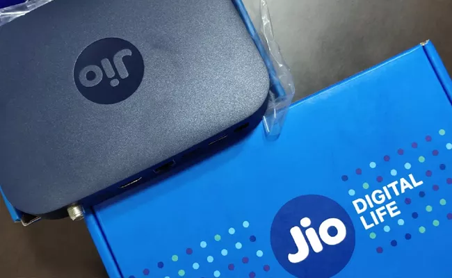 Jio Fiber connection available in Bobbili,Tenali and Hindupur - Sakshi