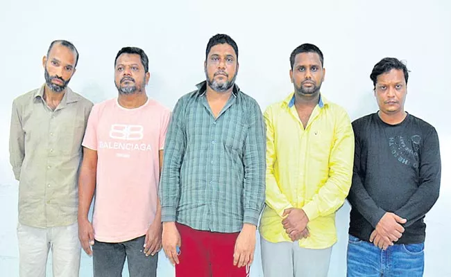 Police Arrested Sim Swapping Gang And Seized Fake Aadhar Card - Sakshi