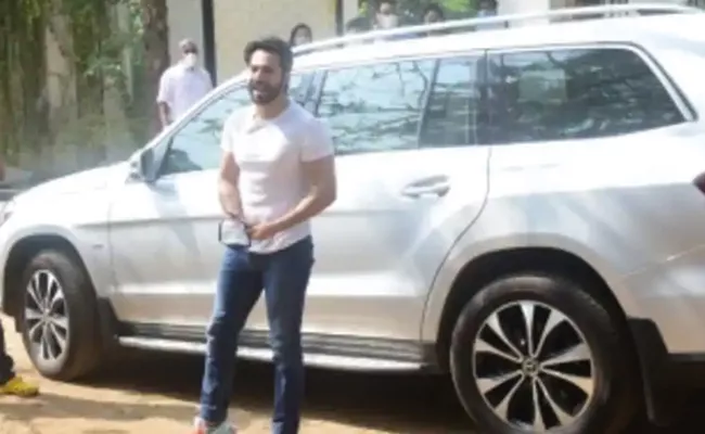 Actor Varun Dhawan Car Met With Minor Accident - Sakshi