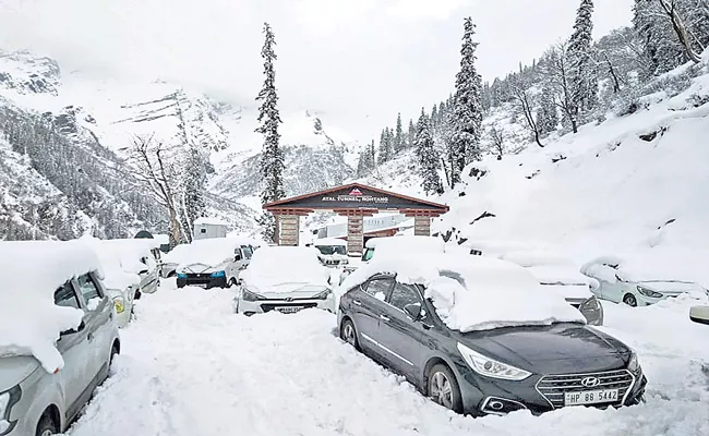Himachal Police Rescues Over 300 Tourists Stranded Near Atal Tunnel - Sakshi