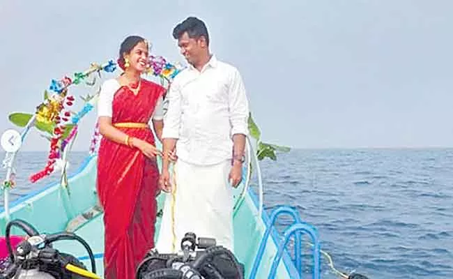 Chinnadurai, Swetha Took Plunge And Got Married Underwater - Sakshi