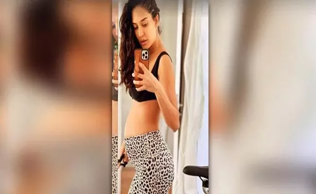 Lisa Haydon Share A Mirror Selfie Flaunting Her Baby Bump - Sakshi