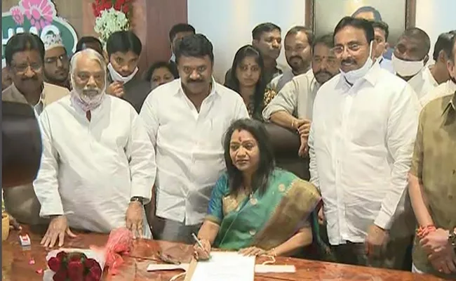 Gadwal Vijayalakshmi Take Charges As GHMC Mayor - Sakshi
