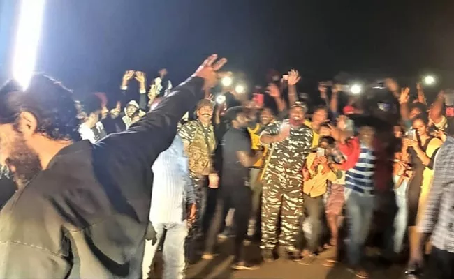 Allu Arjun Meet Fans At Rampachodavaram East Godavari - Sakshi