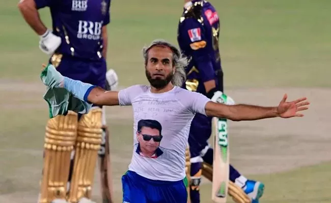 Viral Video Of Imran Tahir Removes Jersey After Picking Wicket In PSL - Sakshi