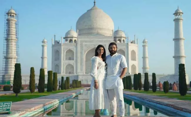 Allu Arjun-Sneha Celebrating 10Th Wedding Anniversary At Taj Mahal  - Sakshi