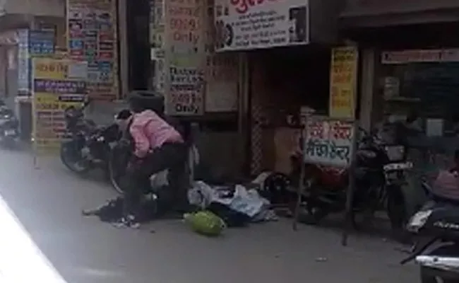 Woman Stabbed 25 Times By Husband In Delhi Market - Sakshi