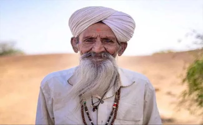 82 Years Old Gate Keeper Of Rajasthan Village Connects With His First Love After 50 Years - Sakshi
