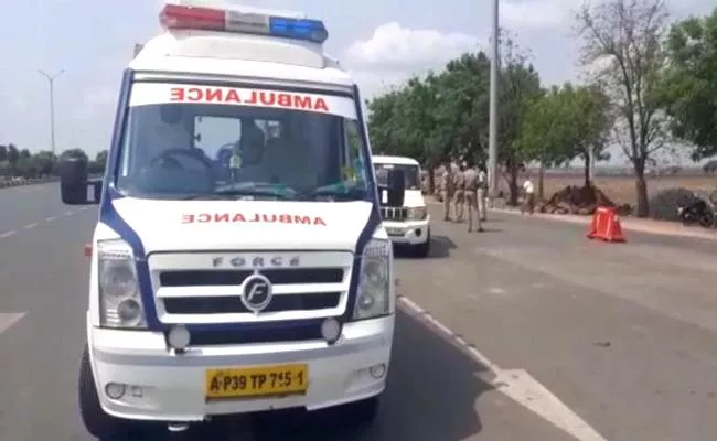Police Stop AP Ambulances At Telangana Border - Sakshi