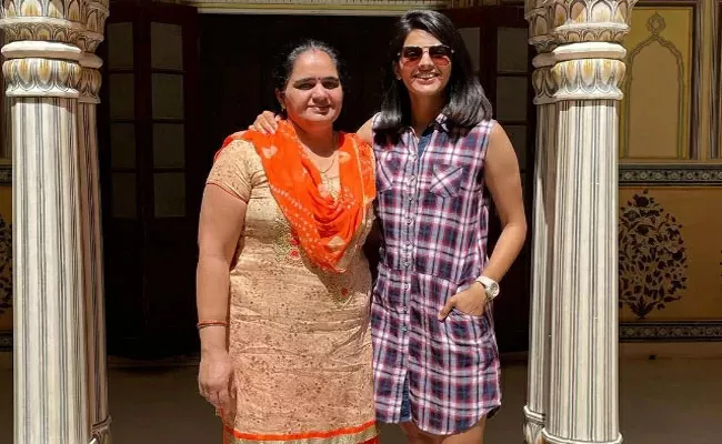 Team India Women Cricketer Priya Punia Lost Her Mother To COVID 19 - Sakshi