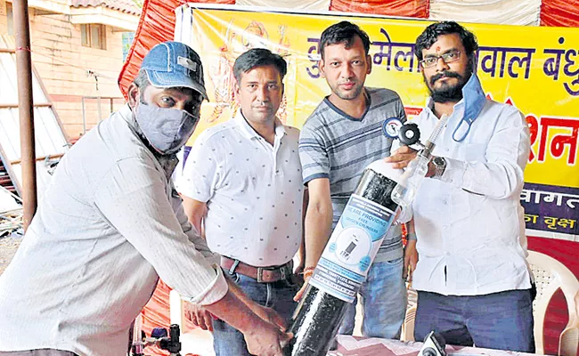 Agarwal Seva Bandhu Supplying Free Oxygen - Sakshi