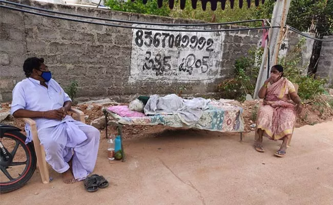 Woman Leaves 100 Years Old Grandmother On Street In Vemulawada - Sakshi