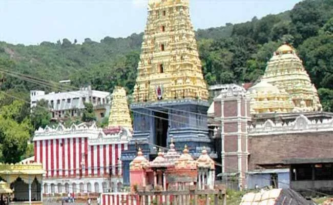 Simhachalam Temple EO Surya Kala Give Notices To Priests - Sakshi
