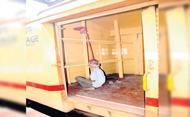 Nampally: Unknown Person Ends Life In Hubli Express - Sakshi