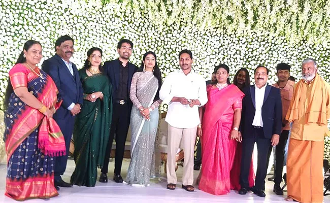 CM YS Jagan Attended Venkat Reddy Daughter Wedding In Mangalagiri - Sakshi