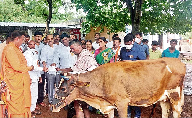 Pension Given To Elder Cows In Puduru Vikarabad By MP Ranjith Reddy - Sakshi