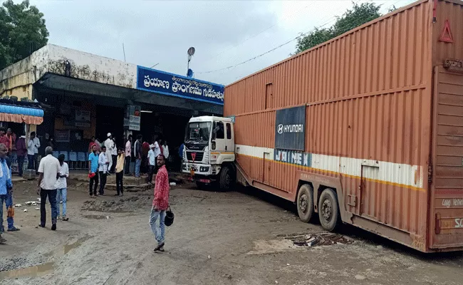 Container Crashed Into The Gudihatnur Busstand - Sakshi