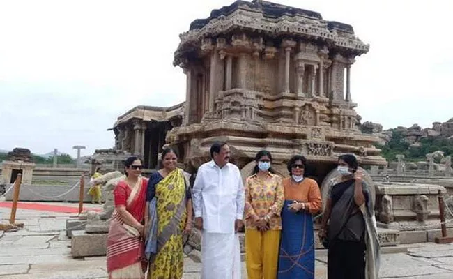 Venkaiah Naidu and family visit Hampi in Karnataka - Sakshi