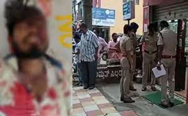 Burglars Fleeing Gold Shop In Mysore - Sakshi