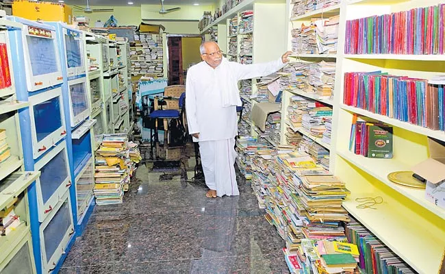 Retired Teacher Establishment Of Library In Yadadri Bhuvanagiri District - Sakshi