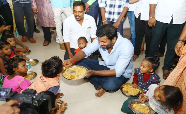 Hero Vishal Celebrates His Birthday With Orphans - Sakshi