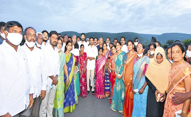CM YS Jagan and family members reached Idupulapaya - Sakshi