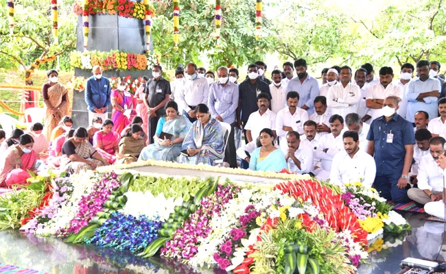 YS Rajasekhara Reddy Vardhanthi: CM YS Jagan Pays Tribute YSR Ghat Idupulapaya - Sakshi