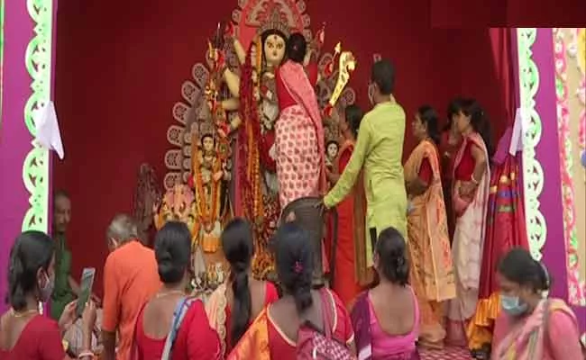 Sonagachi Sex Workers Perform Sindoor Khela And Dhunuchi Dance In Kolkata - Sakshi