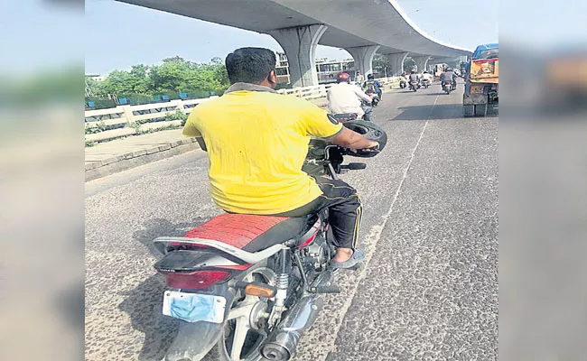Man Using Face Mask To Bike Number Plates To Escape From Police - Sakshi