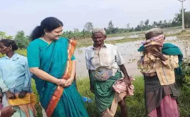 Sasikala Meets With Dinakaran In Tamilnadu - Sakshi