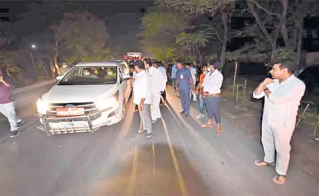 Public Representatives Help Victims In Three Different Road Accidents - Sakshi
