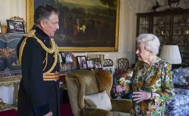 Queen Elizabeth Purple Hands Doctor Reveals Reason After Photo Goes Viral - Sakshi
