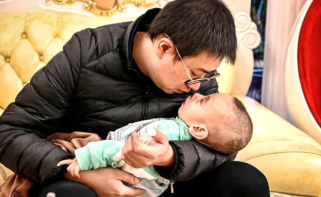 Father Races to Make Medicine for His Dying Two Years Old Son in China - Sakshi