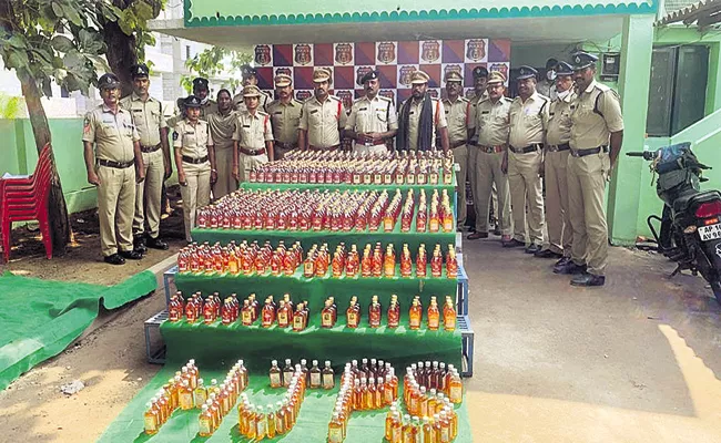 930 liquor bottles seized by Hanuman Junction Police - Sakshi