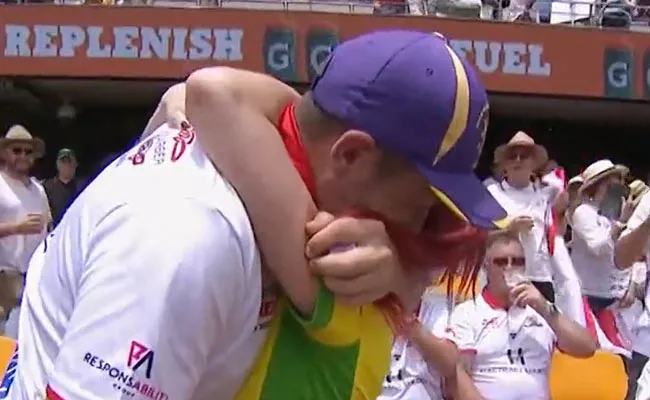 Ashes Series: A Fan Proposes To His Girlfriend During 1st Test Video Viral - Sakshi