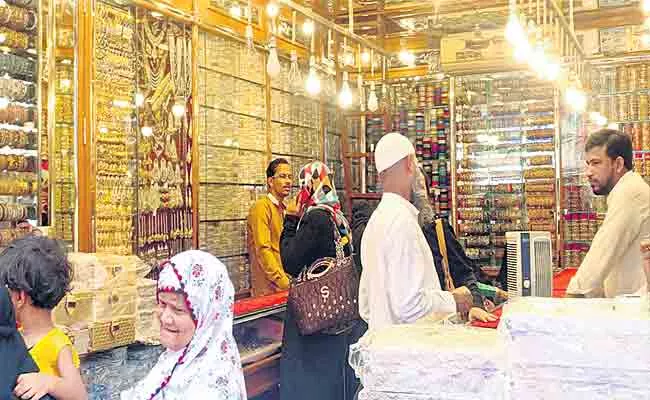 Charminar: Laad Bazaar Famous For Pearls And Bangles - Sakshi