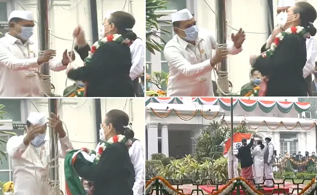 Congress Flag Falls Off As Party Chief Sonia Gandhi Tries To Unfurl It - Sakshi