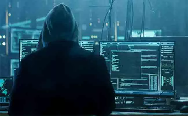 Cyber Criminals CHeats IT Employee In Hyderabad - Sakshi